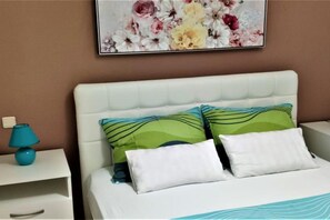 Travel crib, free WiFi