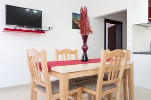 Dining - Comfort apartment with balcony and pool (Krk)