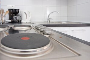 Kühlschrank, Herdplatte, Esstisch