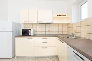 Kühlschrank, Herdplatte, Esstisch