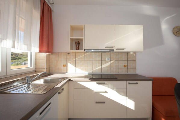 Kühlschrank, Herdplatte, Esstisch