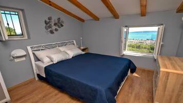 2 bedrooms, travel crib, WiFi (free)