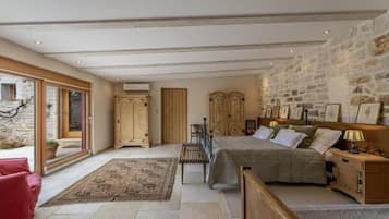 4 bedrooms, iron/ironing board, free WiFi