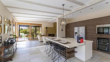 Coffee/tea maker, fridge, stovetop, dishwasher