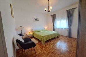 2 bedrooms, iron/ironing board, travel cot, free WiFi