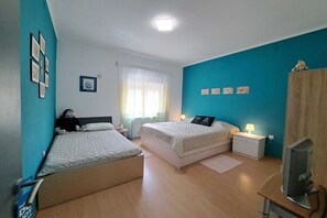 2 chambres, fer et planche à repasser, lit de bébé portatif