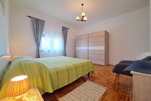 2 quartos, ferros/tábuas de passar roupa, berço de viagem