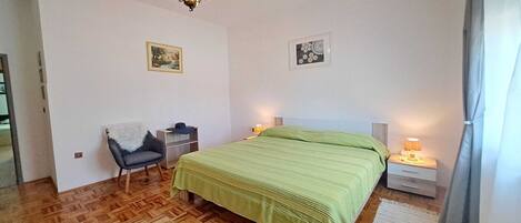 2 室のベッドルーム、アイロン / アイロン台、旅行用ベビーベッド、WiFi (無料)