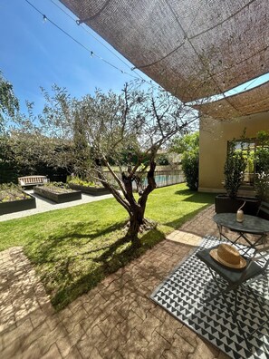Outdoor dining - Chambre L - At the foot of the Luberon (Taillades)