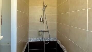 Douche, sĂšche-cheveux, serviettes fournies, savon