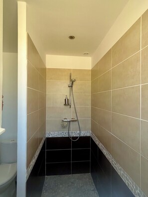 Shower, hair dryer, towels, soap - Chambre L - At the foot of the Luberon (Taillades)