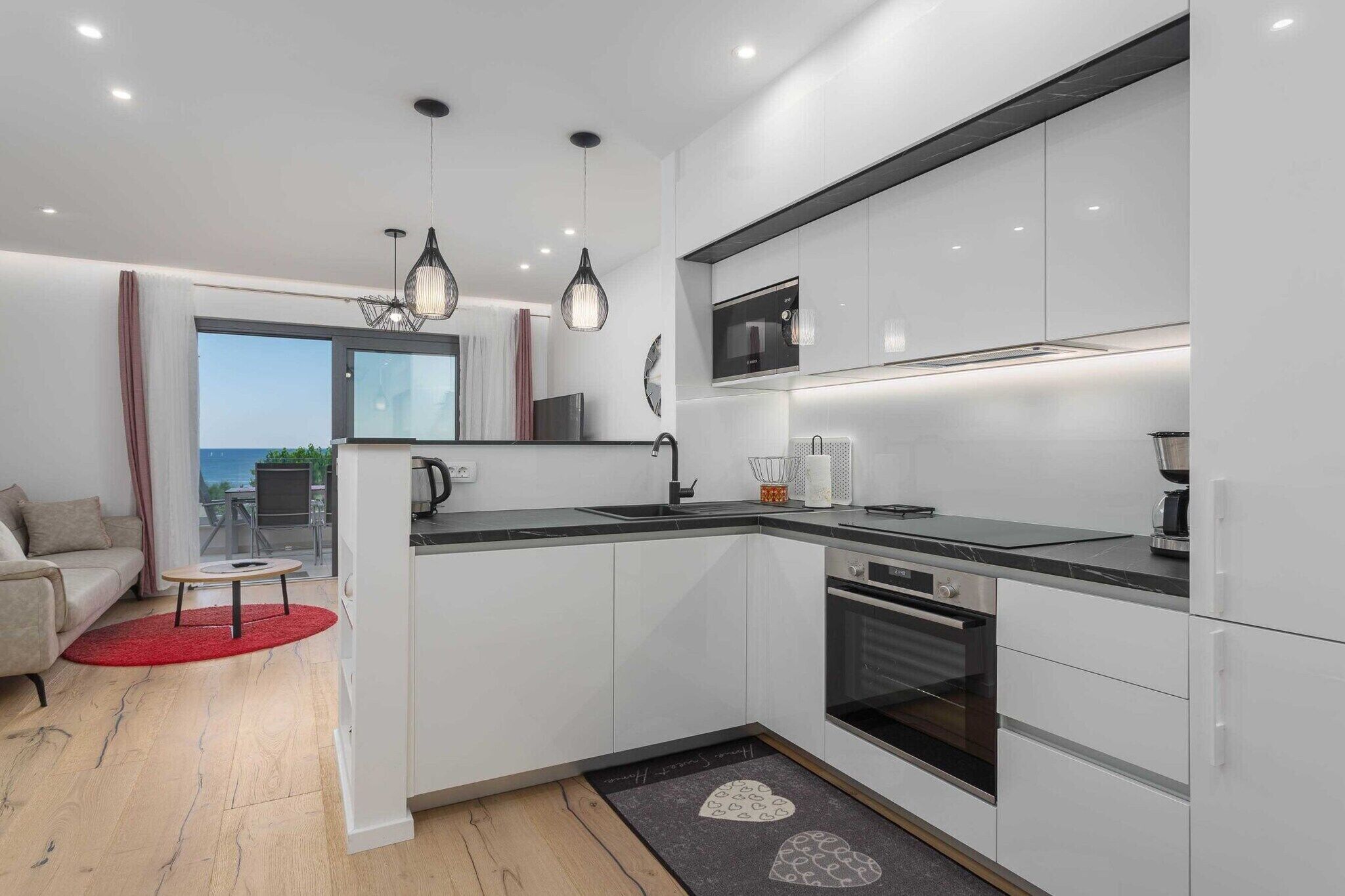 Kjøleskap, ovn, kokeplater og spisebord