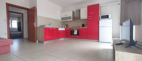 Réfrigérateur, four à micro-ondes, un four, surface de cuisson