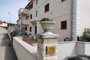 المنطقة المحيطة بالمنشأة