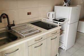 ثلاجة، ميكروويف، موقد طهي مسطح، مائدة طعام