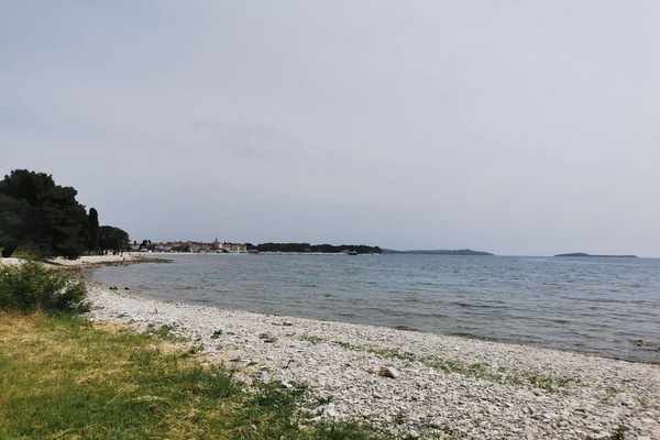 Una spiaggia nelle vicinanze