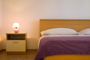 2 chambres, fer et planche à repasser, lit de bébé portatif