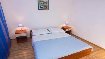 2 slaapkamers, een strijkplank/strijkijzer, reisbedje, gratis wifi