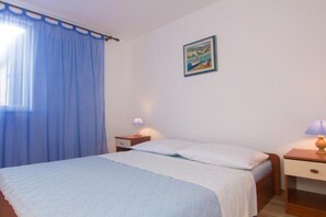 2 bedrooms, iron/ironing board, travel cot, free WiFi