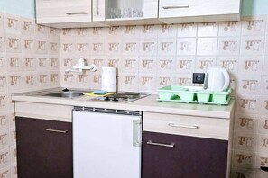 Réfrigérateur, plaque de cuisson, tables à manger