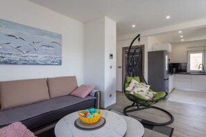 Smart TV - Trendy and Chic Apartment with Terrace and Private Garden - One Bedroom Apartment (Kastel Stari)