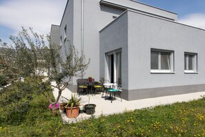 Outdoor dining - Trendy and Chic Apartment with Terrace and Private Garden - One Bedroom Apartment (Kastel Stari)