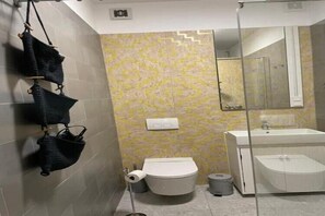 Suihku, hiustenkuivaaja, pyyhkeet