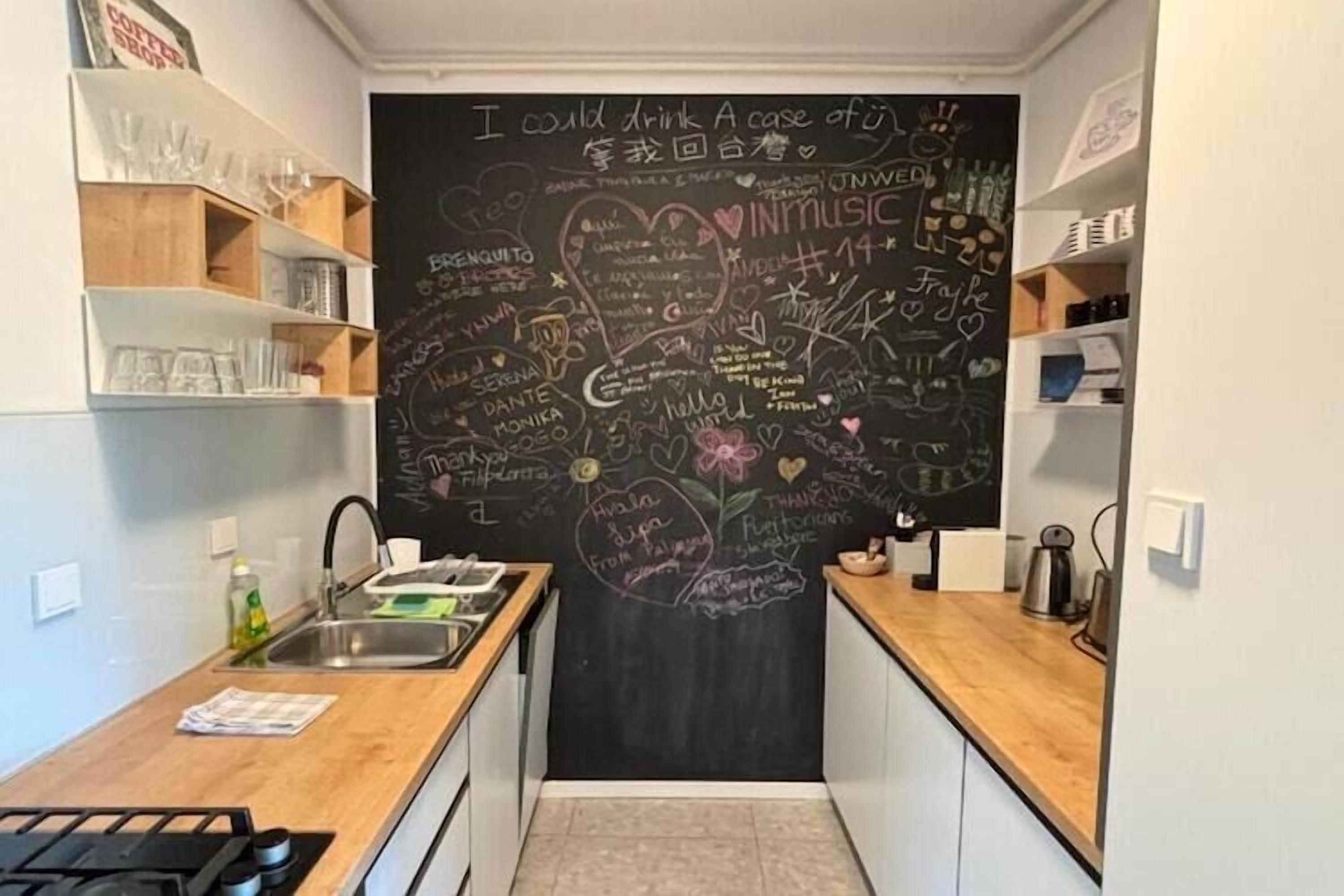Coffee/tea maker, fridge, oven, stovetop