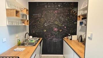 Coffee/tea maker, fridge, oven, stovetop