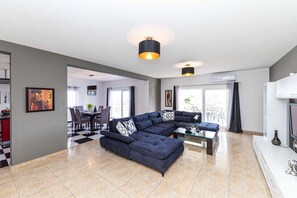 Smart TV - Exquisite Spacious Villa Bufaline with Pool and Gym - Eight Bedroom Villa with Pool and Gym (Kastel Novi)