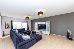 Smart TV - Exquisite Spacious Villa Bufaline with Pool and Gym - Eight Bedroom Villa with Pool and Gym (Kastel Novi)