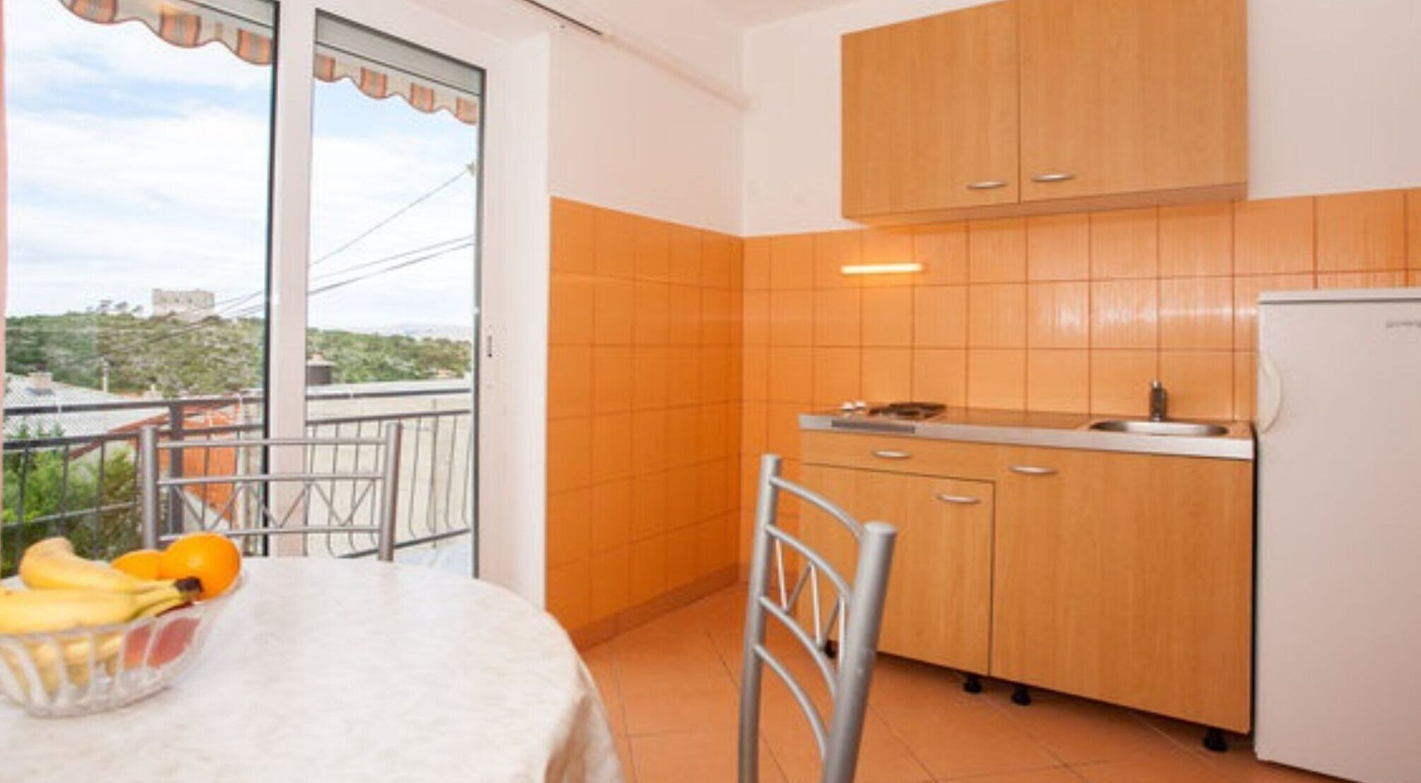 Fridge, oven, stovetop, dining tables