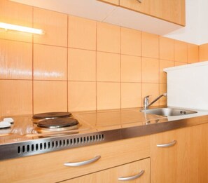 Kühlschrank, Ofen, Herdplatte, Esstisch