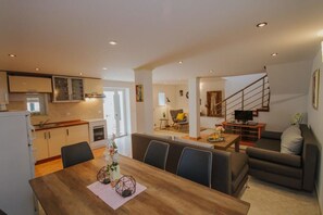 Smart TV - Tranquil Getaway Villa Prapatnica with Pool and Garden - Three Bedroom Villa with Pool (Prapatnica)