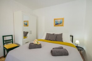 2 bedrooms, iron/ironing board, travel cot, free WiFi - Tranquil Getaway Villa Prapatnica with Pool and Garden - Three Bedroom Villa with Pool (Prapatnica)