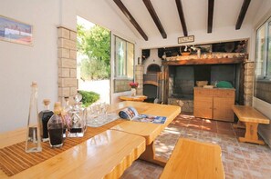 Dining - Picturesque Escape Holiday Home with Pool and Sauna - Four Bedroom Holiday Home with Sauna and Pool (Kastel Novi)