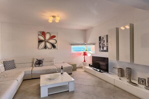 Smart TV - Three Bedroom Apartment with Sea View and Pool Aside (Okrug Gornji)