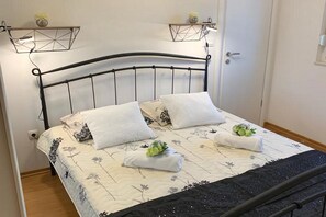 3 bedrooms, iron/ironing board, travel cot, free WiFi