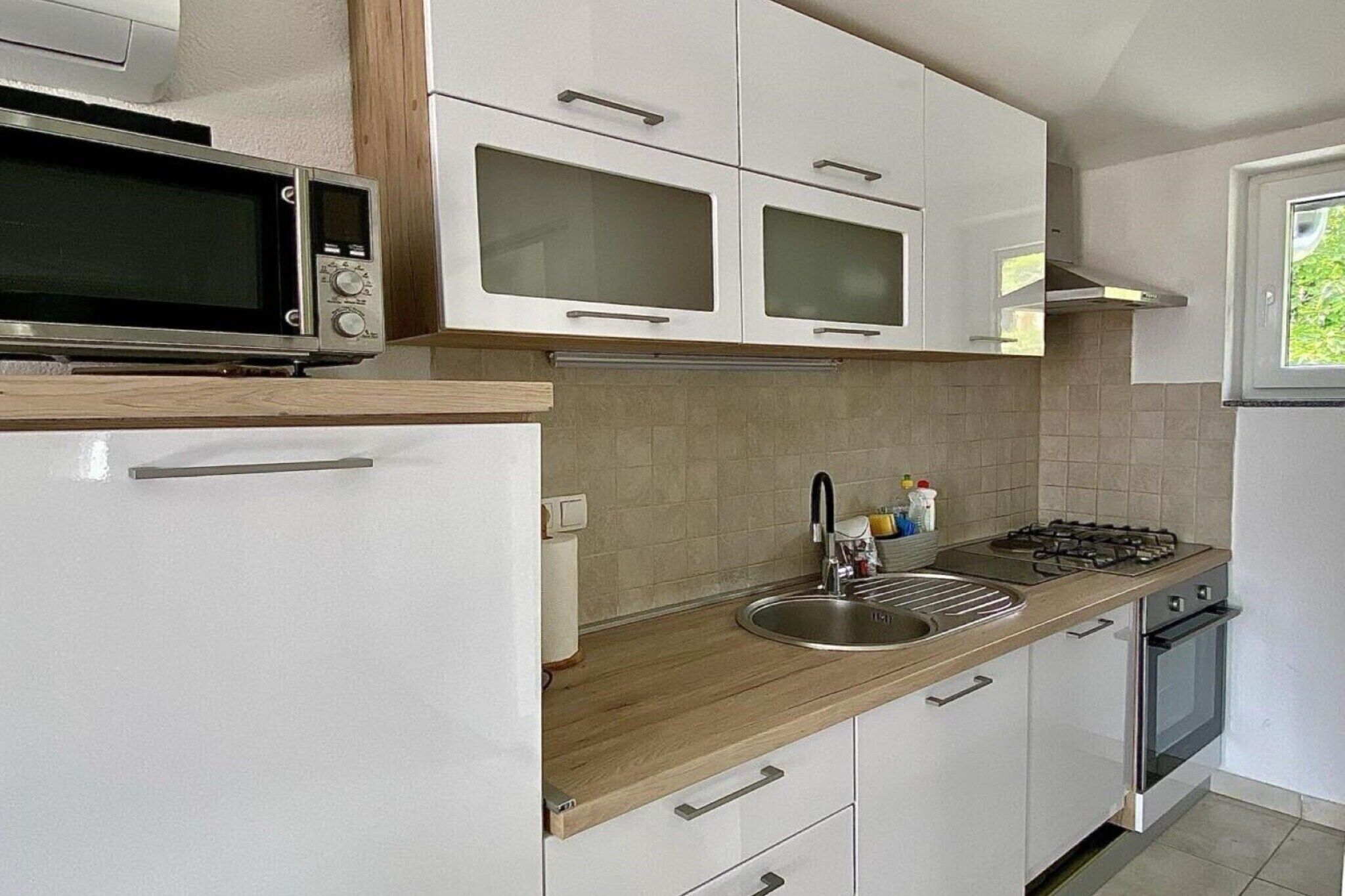 Frigorífic, placa de cuina, torradora i una taula de menjador 