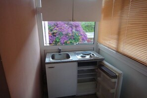 ثلاجة، ميكروويف، موقد طهي مسطح، مائدة طعام