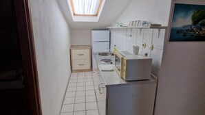 Een koelkast, een kookplaat, eettafels