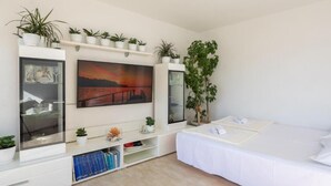 Room - Apartment Adriatic Pearl - One Bedroom Apartment with Balcony and Sea View (Omis)