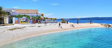 在海灘附近