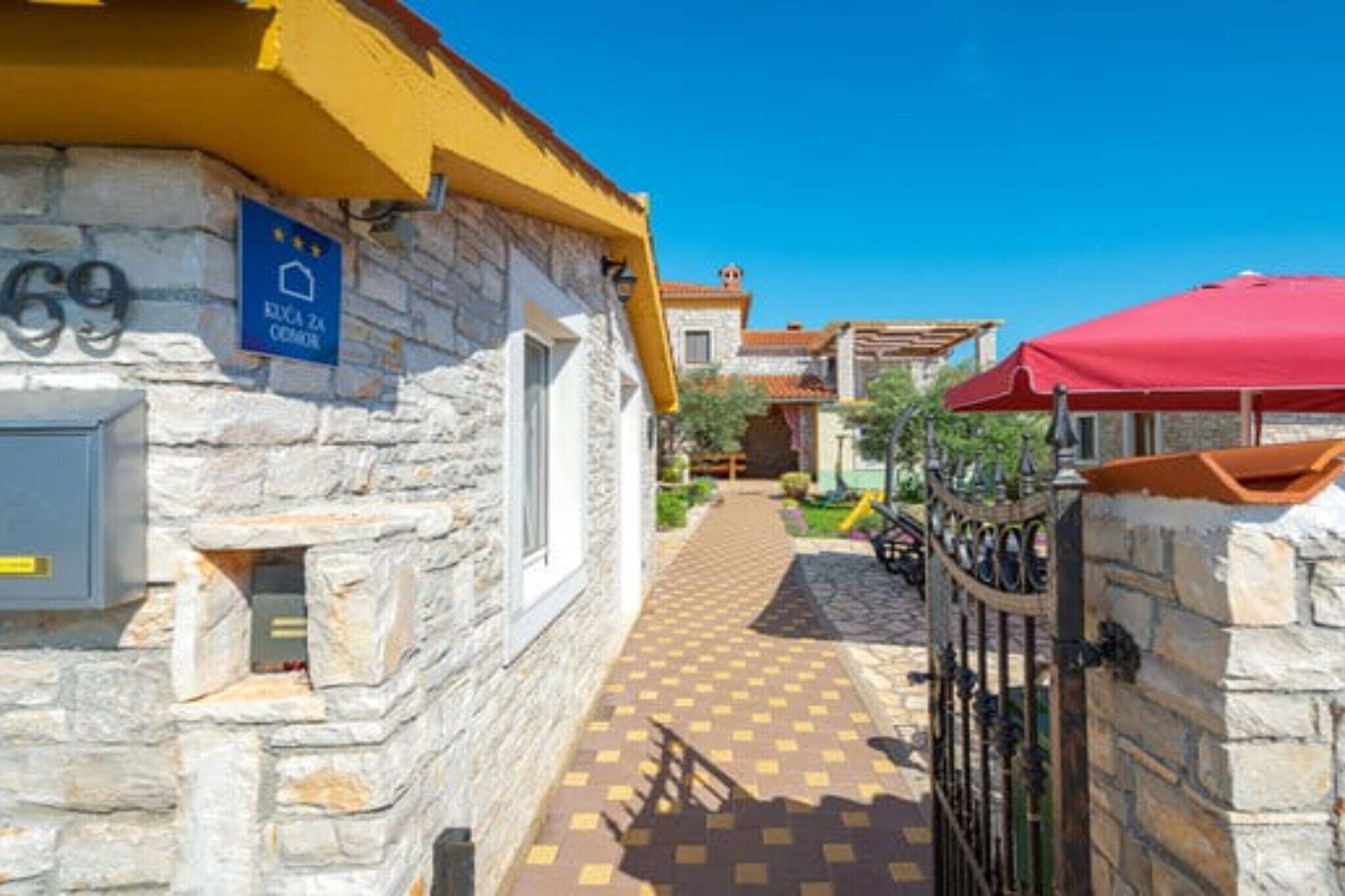 المنطقة المحيطة بالمنشأة