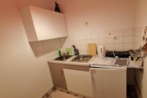 Kühlschrank, Herdplatte, Esstisch