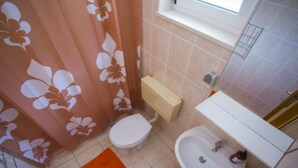 A bathroom with a toilet, sink, and shower curtain. - Sea View Apartments Lendic Podgora - Classic Studio Apartment with Terrace and Sea View (Podgora)
