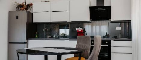 Micro-ondes, four, plaque de cuisson, lave-vaisselle