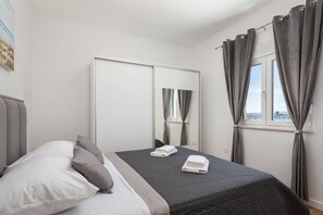 Free WiFi - Contemporary Apartment with Terrace and Spacious Garden - Two Bedroom Apartment with Terrace (Kastel Sucurac)