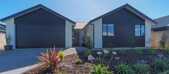 Mana Nalu - Mapua Holiday Home with Heated Pool And Just Steps From Mapua Wharf