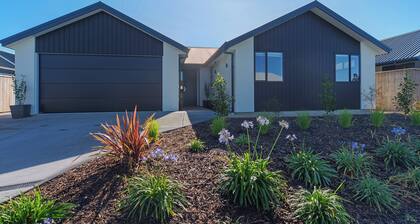 Mana Nalu - Mapua Holiday Home with Heated Pool And Just Steps From Mapua Wharf